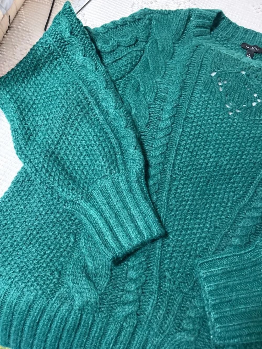 Talbots crew neck cable knit sweater L green